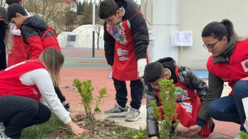 Karab&uuml;k&rsquo;te &ouml;ğrenciler hatıra fidanlarını toprakla buluşturdu
