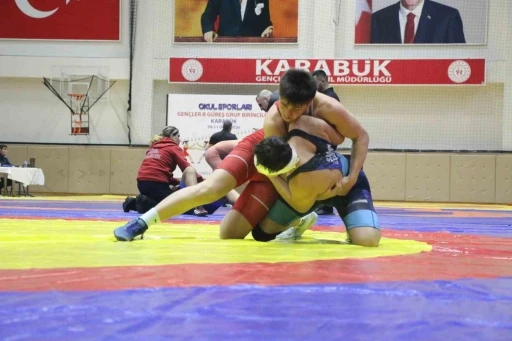 Karab&uuml;k&rsquo;te Okul Sporları G&uuml;reş Grup M&uuml;sabakaları başladı
