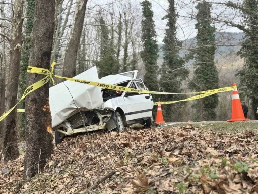 Karab&uuml;k&rsquo;te otomobil ağaca &ccedil;arptı: 1 &ouml;l&uuml;, 2 yaralı
