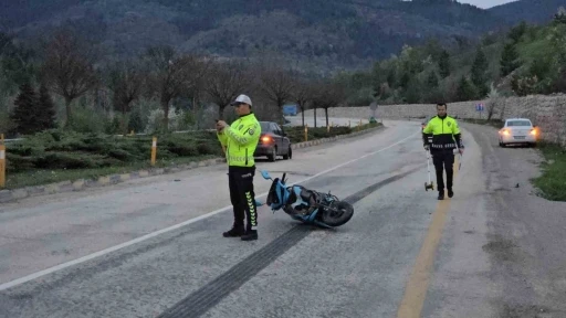 Karab&uuml;k&rsquo;te otomobil ile motosiklet &ccedil;arpıştı: 1 &ouml;l&uuml;
