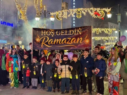 Karab&uuml;k&rsquo;te Ramazan coşkusu sokaklara taştı: Fener alayı ve Ramazan sokağına yoğun ilgi
