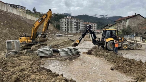 Karab&uuml;k&rsquo;te sağanak yağış sonrası dereler taştı
