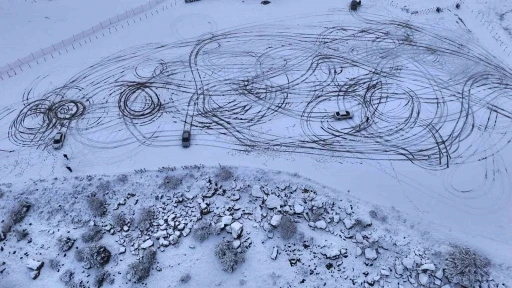 Karab&uuml;k&rsquo;te s&uuml;r&uuml;c&uuml;ler karın tadını drift atarak &ccedil;ıkardı
