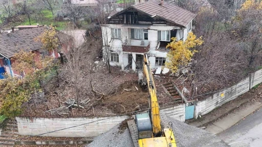 Karabük’te tehlikeli yapıların yıkımı sürüyor
