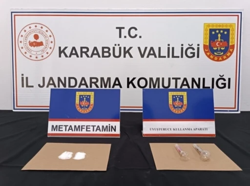 Karab&uuml;k&rsquo;te uyuşturucu ve ka&ccedil;ak t&uuml;t&uuml;n operasyonu: 8 g&ouml;zaltı
