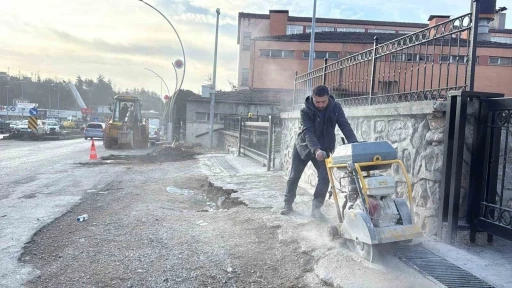 Karab&uuml;k&rsquo;te yol ve kaldırım seferberliği devam ediyor
