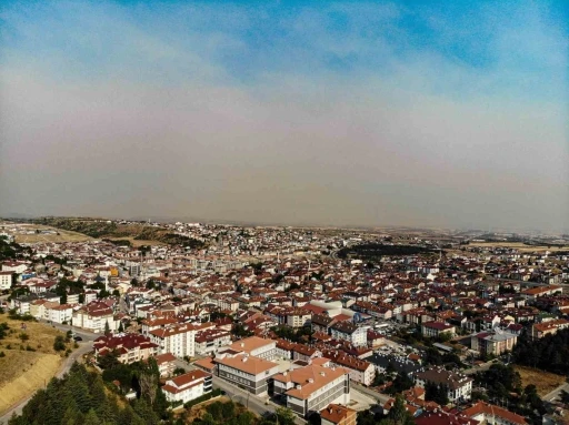 Karabük’teki yangının dumanı Gerede’yi sardı: İlçeyi kaplayan tabaka havadan görüntülendi
