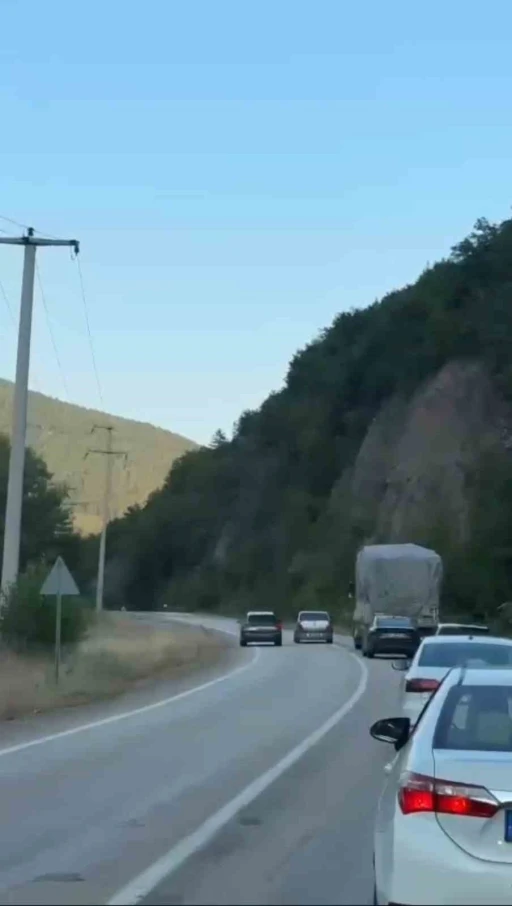 Karab&uuml;k-Yenice kara yolunda tehlikeli sollamalar kamerada
