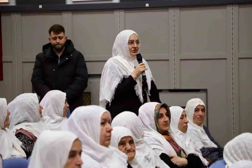 Karab&uuml;kl&uuml; kadınlardan Başkan G&uuml;neş&rsquo;e y&ouml;resel kıyafetli destek
