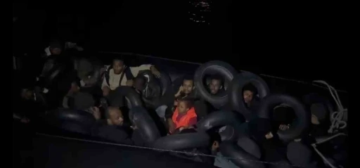 Karaburun a&ccedil;ıklarında s&uuml;r&uuml;klenen lastik bottaki 31 g&ouml;&ccedil;men kurtarıldı
