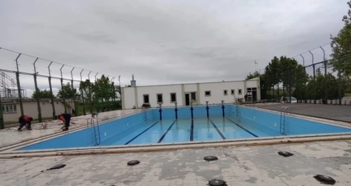 Karacabey Belediyesi yüzme havuzunu yaza hazırlıyor
