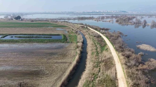 Karacabey &ccedil;ift&ccedil;isi yeni sezon ekimleri i&ccedil;in suların &ccedil;ekilmesini bekliyor
