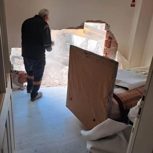 Karacabey&rsquo;de inşaat &ccedil;alışması yan binaya zarar verdi
