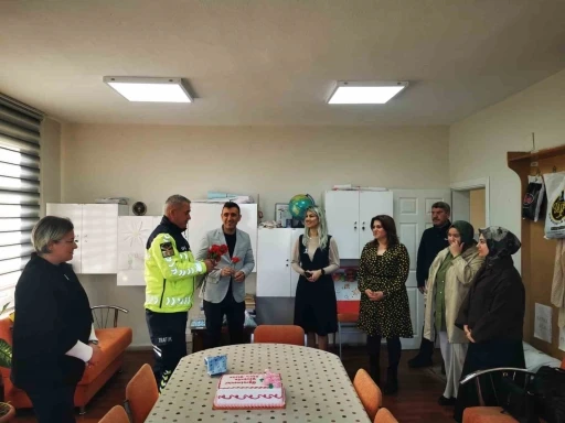 Karacabey’de jandarmadan Öğretmenler Günü’nde anlamlı ziyaret
