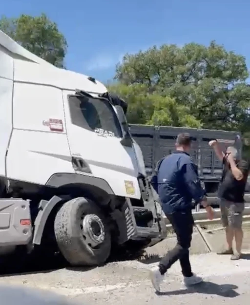 Karacabey&rsquo;de &ouml;n lastiği patlayan tır ref&uuml;je girdi
