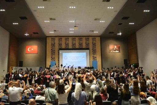 Karacabey MYO&rsquo;nun 30. d&ouml;nem mezunları kep attı
