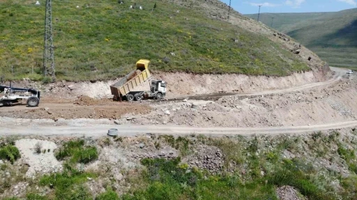 Karaca&ouml;ren grup k&ouml;y yolunda genişletme &ccedil;alışmaları s&uuml;r&uuml;yor
