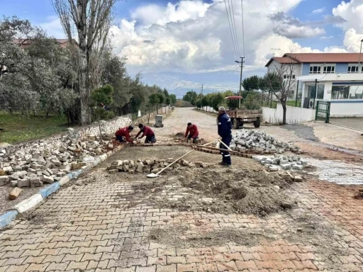Karacasu’da yol ve kaldırım çalışmaları hız kesmeden devam ediyor
