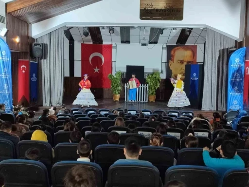Karacasulu minikler B&uuml;y&uuml;kşehir&rsquo;in tiyatrosuyla eğlendi
