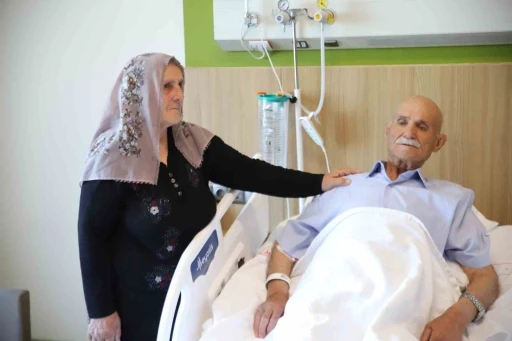 Karaciğerinde 13 santimetrelik t&uuml;m&ouml;r bulunan hasta 10 saatlik ameliyatla sağlığına kavuştu
