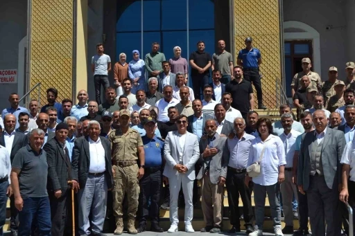 Karaçoban da Kaymakam ve İlçe Jandarma komutanına anlamlı uğurlama
