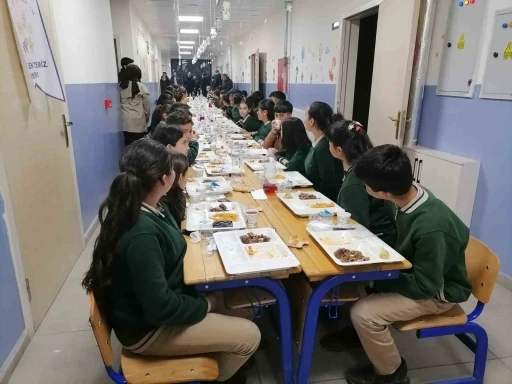 Kara&ccedil;oban&rsquo;da okulda "Maarifin kalbinde ramazan" temalı iftar programı
