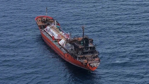 Karadeniz&rsquo;de dron saldırılarında hasar alan bir gemi daha Trabzon&rsquo;a geldi
