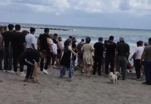 Karadeniz&rsquo;de facia: Valiliğin uyarısına rağmen denize girdiler, 1 kişi &ouml;ld&uuml;, 2 kişi hastanelik oldu
