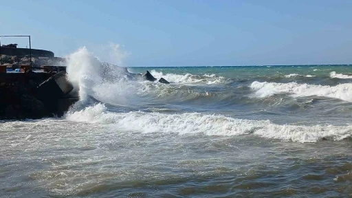 Karadeniz’de poyraz alarmı: 4 metrelik dalgalar oluştu
