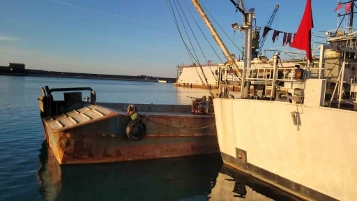 Karadeniz&rsquo;de saldırıya uğrayan balık&ccedil;ıları kurtaran tekne İnebolu Limanı&rsquo;na &ccedil;ekildi
