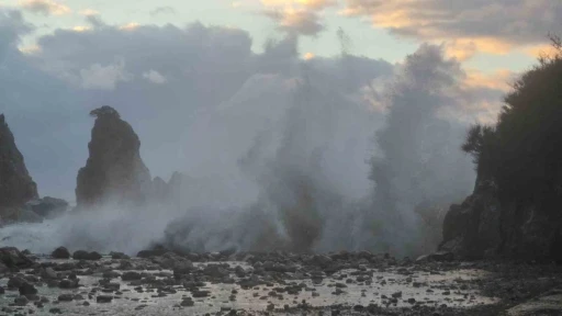 Karadeniz&rsquo;de tsunamiyi andıran g&ouml;r&uuml;nt&uuml;ler
