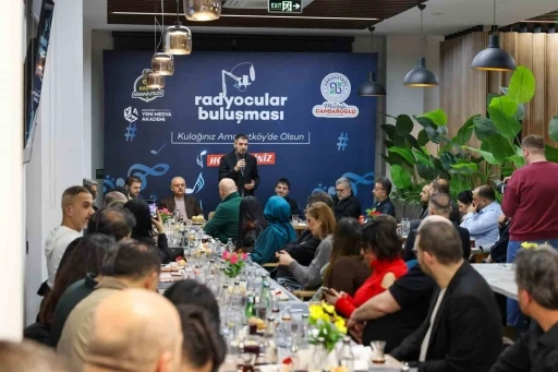 Karadeniz&rsquo;e karşı radyo buluşması: Arnavutk&ouml;y&rsquo;de mikrofonlar aynı masada
