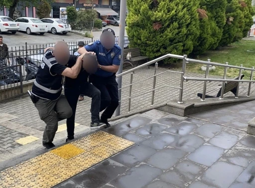 Karadeniz Ereğli’de 5 aracın camını kırarak hırsızlık yapan şüpheli tutuklandı
