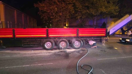 Karadeniz Ereğli’de seyir halindeki tırın lastikleri alev aldı
