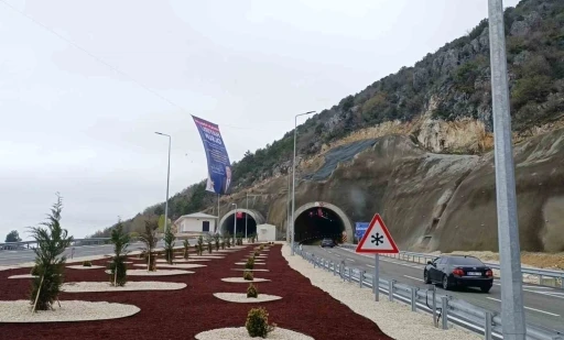 Karadeniz&rsquo;i İ&ccedil; Anadolu&rsquo;ya bağlayan Kırkdilim T&uuml;nelleri trafiğe a&ccedil;ıldı
