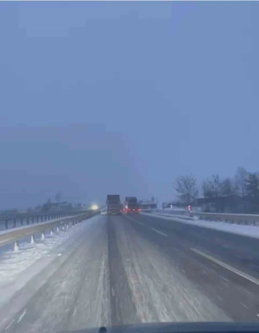 Karadeniz&rsquo;i İstanbul&rsquo;a bağlayan yolda kar yağışı etkili oluyor
