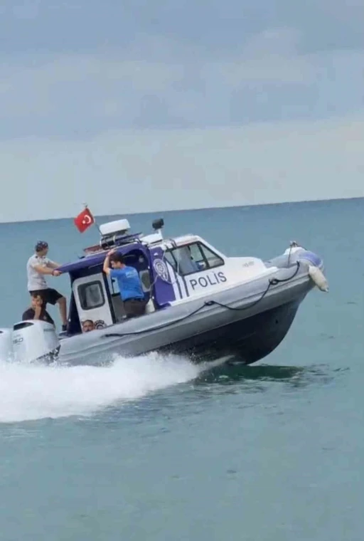 Karadeniz&rsquo;in hır&ccedil;ın dalgaları arasında mahsur kalan y&uuml;z&uuml;c&uuml;y&uuml; deniz polisi kurtardı
