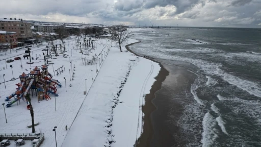 Karadeniz&rsquo;in hır&ccedil;ın dalgaları karla buluştu, ortaya eşsiz fotoğraflar &ccedil;ıktı
