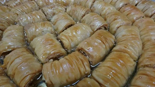 Karadeniz&rsquo;in &ouml;ne &ccedil;ıkan tatlıları arasında yerini alan Laz b&ouml;reği ve gocaman gerdanı Ramazan&rsquo;da daha &ccedil;ok ilgi g&ouml;r&uuml;yor
