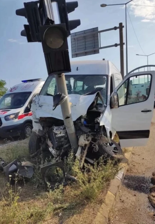 Karadeniz Sahil Yolu’nda minibüs ile otomobil çarpıştı: 13 yaralı
