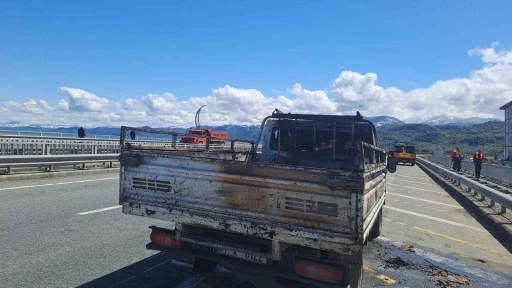Karadeniz Sahil Yolu’nda seyir halindeki kamyonet alev aldı
