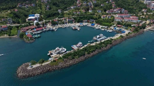 Karadenizli balık&ccedil;ılar sezon i&ccedil;in ağ bakımlarını s&uuml;rd&uuml;r&uuml;yor
