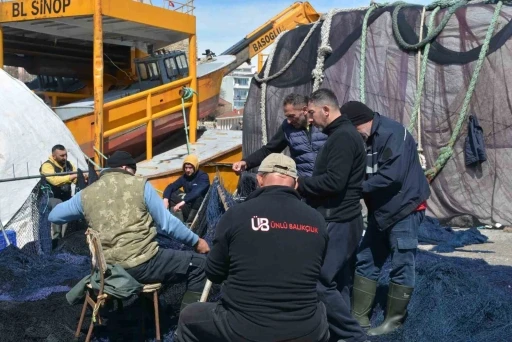 Karadenizli balık&ccedil;ılar sezon sonunda ağlarını onarıyor
