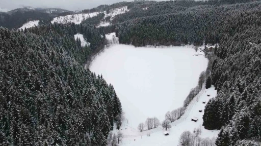 Karag&ouml;l buz tuttu, beyaz &ouml;rt&uuml; altındaki manzara hayran bıraktı

