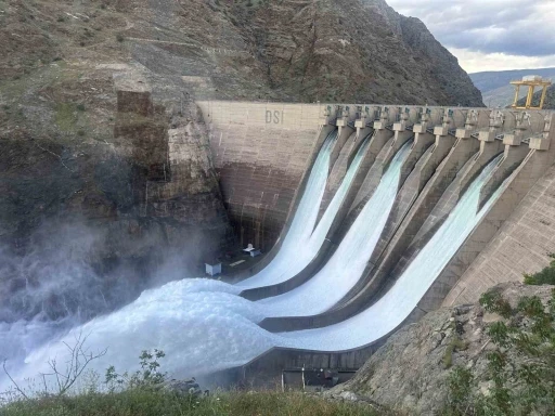 Karakaya Barajı&rsquo;nda su tahliyesi devam ediyor
