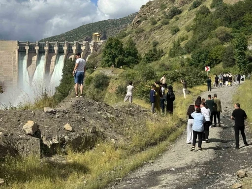 Karakaya Barajı&rsquo;ndaki su tahliyesi vatandaşların seyirlik manzarası oldu
