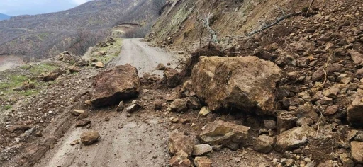 Karako&ccedil;an&rsquo;da toprak kayması
