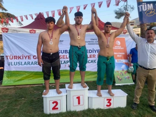 Karakucak güreşlerinde Erzincanlı sporculardan 1 birincilik, 1 ikincilik
