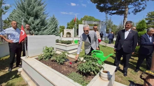 Karaman’da 15 Temmuz Demokrasi ve Milli Birlik Günü şehitlik ziyaretiyle başladı
