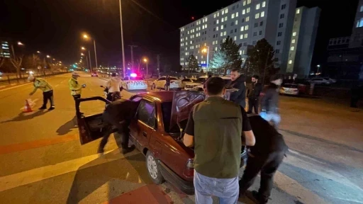 Karaman&rsquo;da 43 s&uuml;r&uuml;c&uuml;n&uuml;n ehliyetine el koyulurken, 99 ara&ccedil; trafikten men edildi
